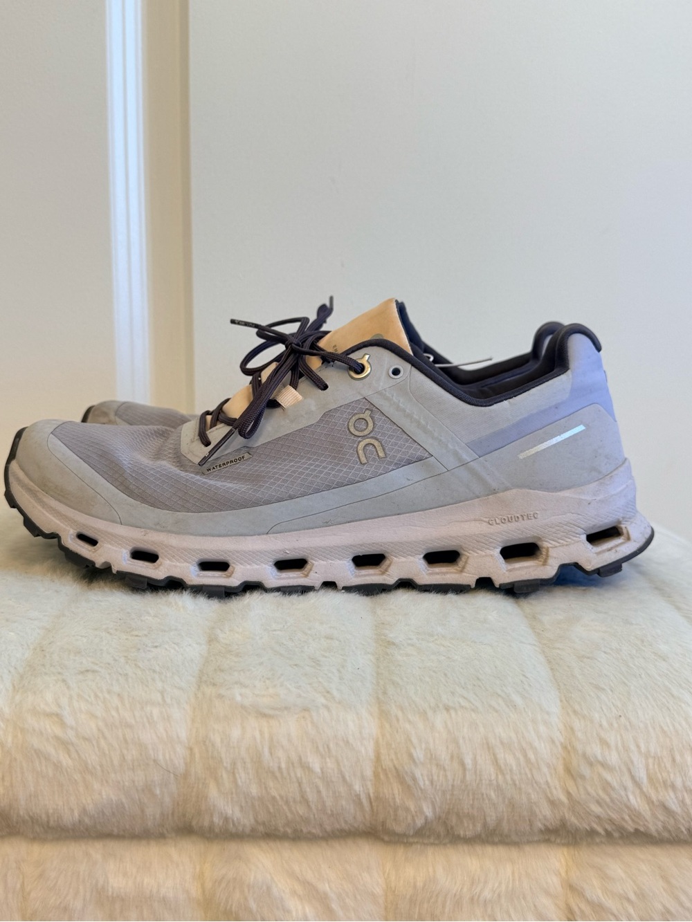 On Cloudvista Waterproof Women’s 8.5 Gray Trail Running Shoes CloudTec